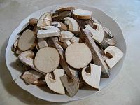 Резаные грибы складываем в тарелку
