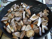 Измельчённые грибы высыпаем на сковороду с разогретым подсолнечным маслом