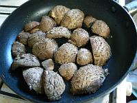 Порезанные грибы высыпаем на сковороду с разогретым подсолнечным маслом