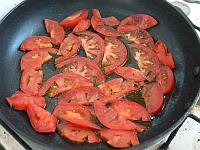 Обжарить помидоры до мягкости